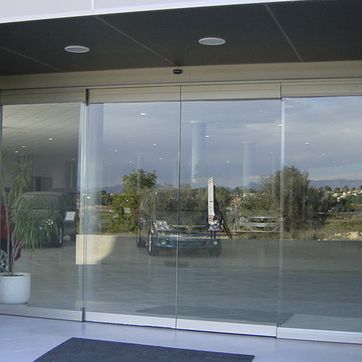 Monmatic exterior con puerta automática de cristal