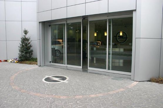 Monmatic lugar con puerta de cristal