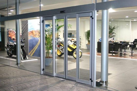 Monmatic lugar con puerta de cristal